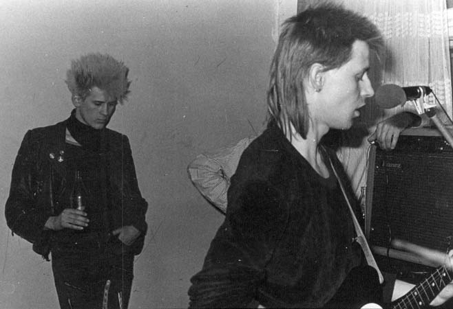 0033ÄXÜL Anfang 1984,Party bei Johnny Fesel Michael(Pankow)Boelke(links)14