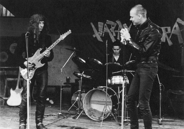 0094Happy Straps 07.09.85 Quappendorf,Bauernhof von Rolf Ignatz .Fotos von Volker Döring 06