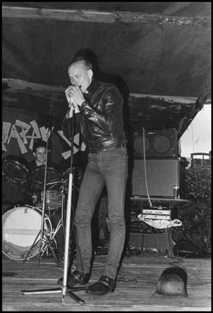0096Happy Straps 07.09.85 Quappendorf,Bauernhof von Rolf Ignatz ,Heini plays the Blues.Fotos von Volker Döring 08