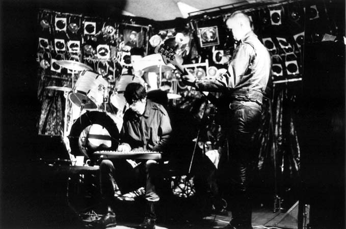 0104Happy Straps 9.11.85 Kuschkow Zirkuszelt mit Flake(links)