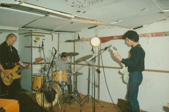 0143Happy Straps Anfang 1987 im Proberaum Leeberstr 01